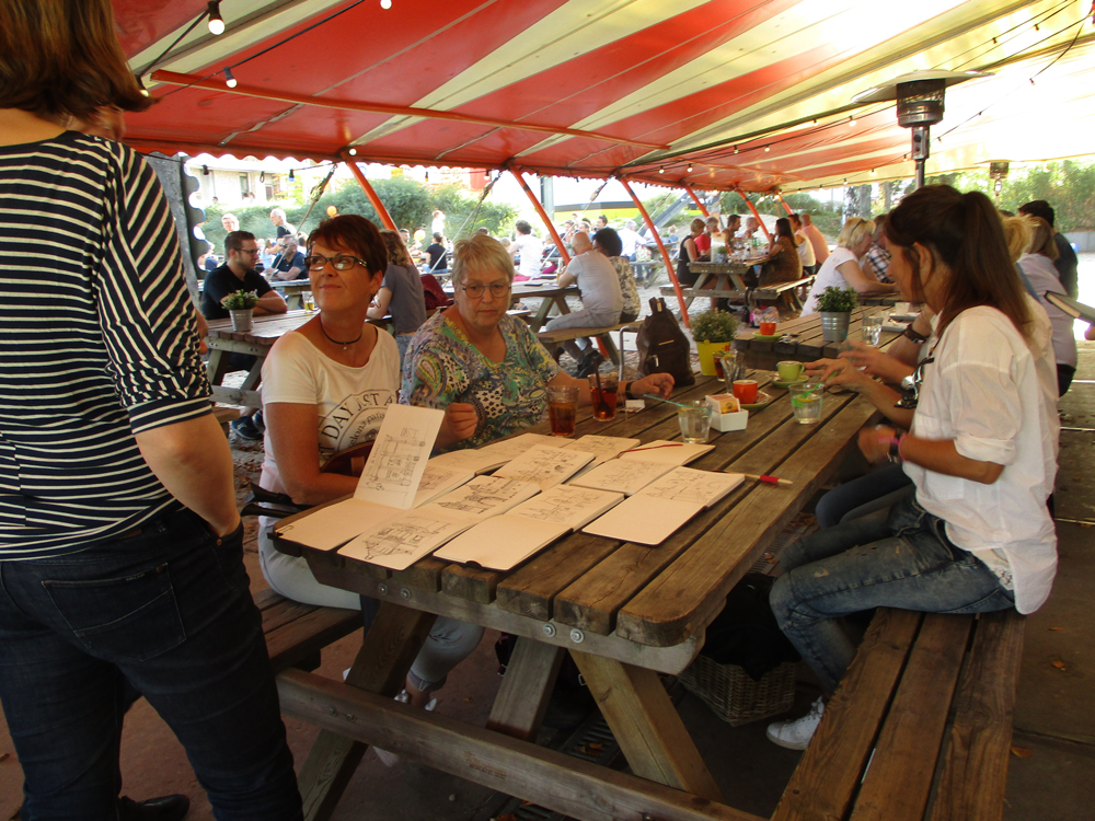 afsluiten-met-schetsboek-en-koffie